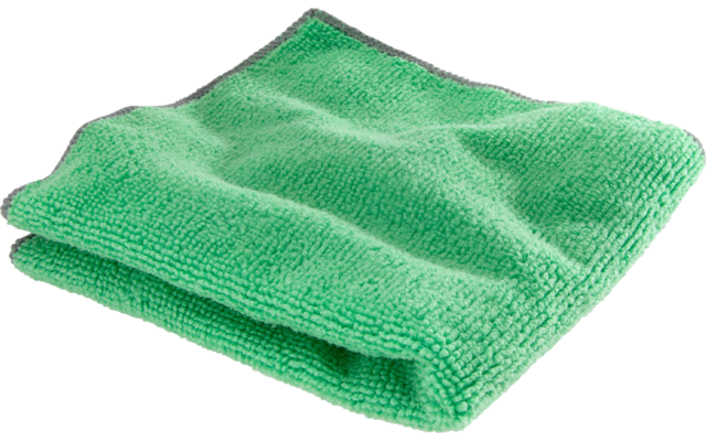 Grünes, gefaltetes Mikrofasertuch auf weißem Hintergrund