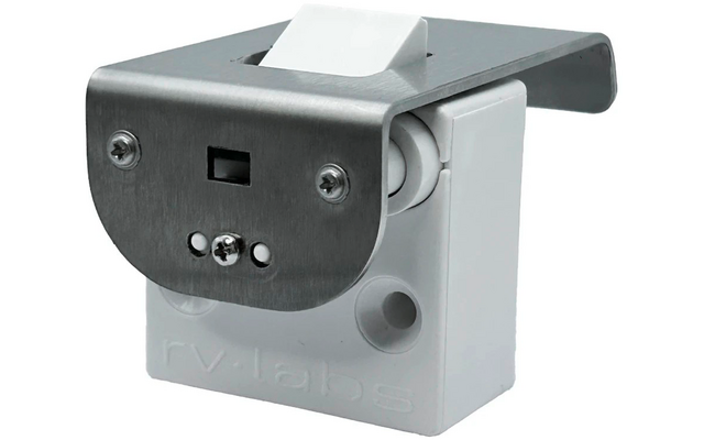 Witte vierkante kunststofbehuizing met een gebogen metalen beugel bovenop, twee zichtbare schroeven, rechts een klein wit rolletje, voorplaat met een rechthoekige opening en drie ronde gaten, 'rv:labs' geperst op de behuizing