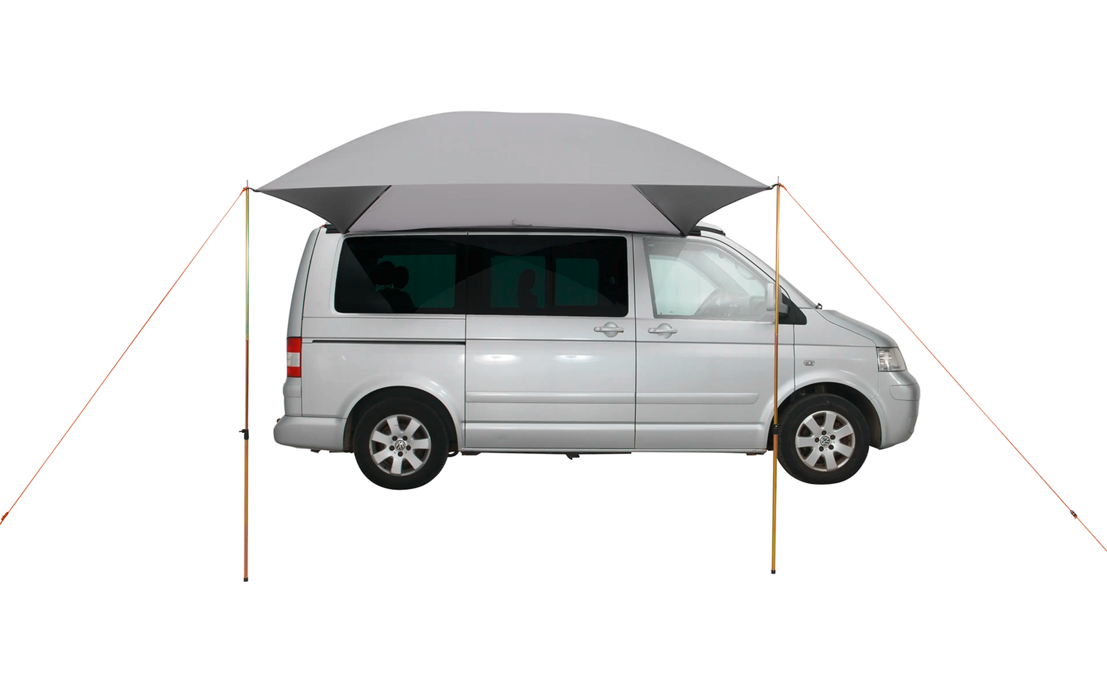 Weißer Van mit ausgebreitetem grauem Sonnenschutz und abgespannten Seilen