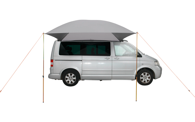 Weißer Van mit ausgebreitetem grauem Sonnenschutz und abgespannten Seilen