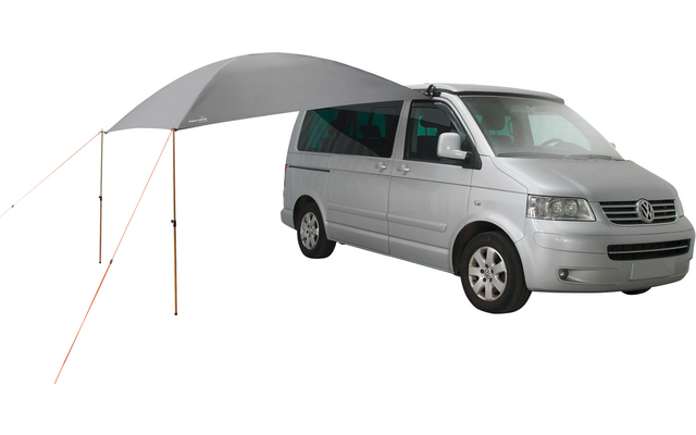 Silberner Van steht neben einem weißen Sonnensegel mit Metallgestell