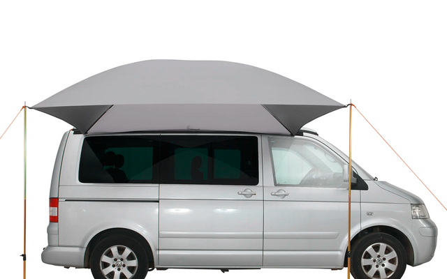 Witte bus met uitgevouwen grijze zonwering en gespannen touwen
