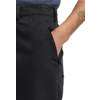 Hand in Seitentasche einer schwarzen Hose, sichtbarer Unterarm mit Tattoo, blauer Hemdsaum