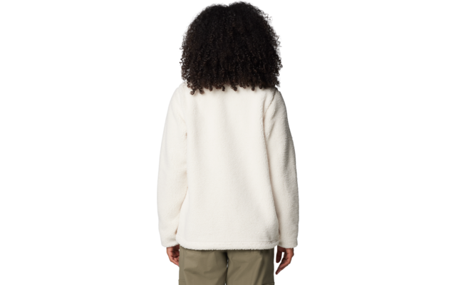 Person von hinten, lockiges dunkles Haar, weiße Fleecejacke, olivgrüne Hose, Hände seitlich, weißer Hintergrund