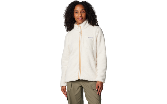 Person mit lockigem Haar trägt cremeweiße Fleecejacke mit durchgehendem Reißverschluss und Brusttasche, olivgrüne Hose, vor weißem Hintergrund