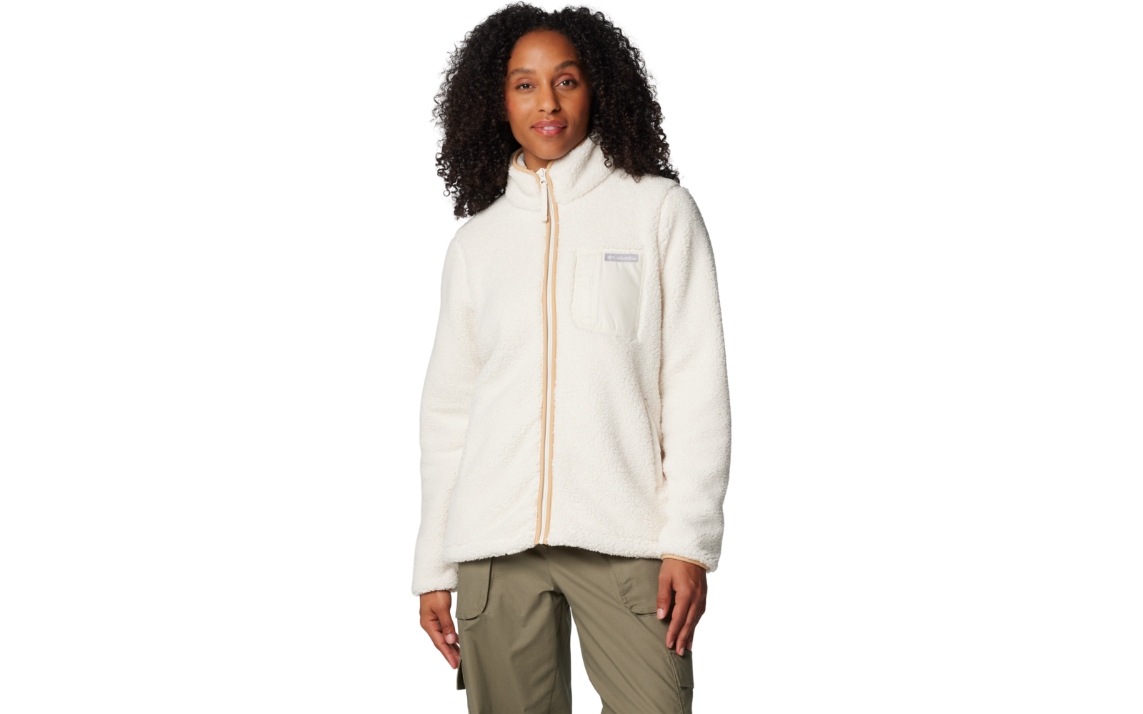 Person mit lockigem Haar trägt cremeweiße Fleecejacke mit durchgehendem Reißverschluss und Brusttasche, olivgrüne Hose, vor weißem Hintergrund