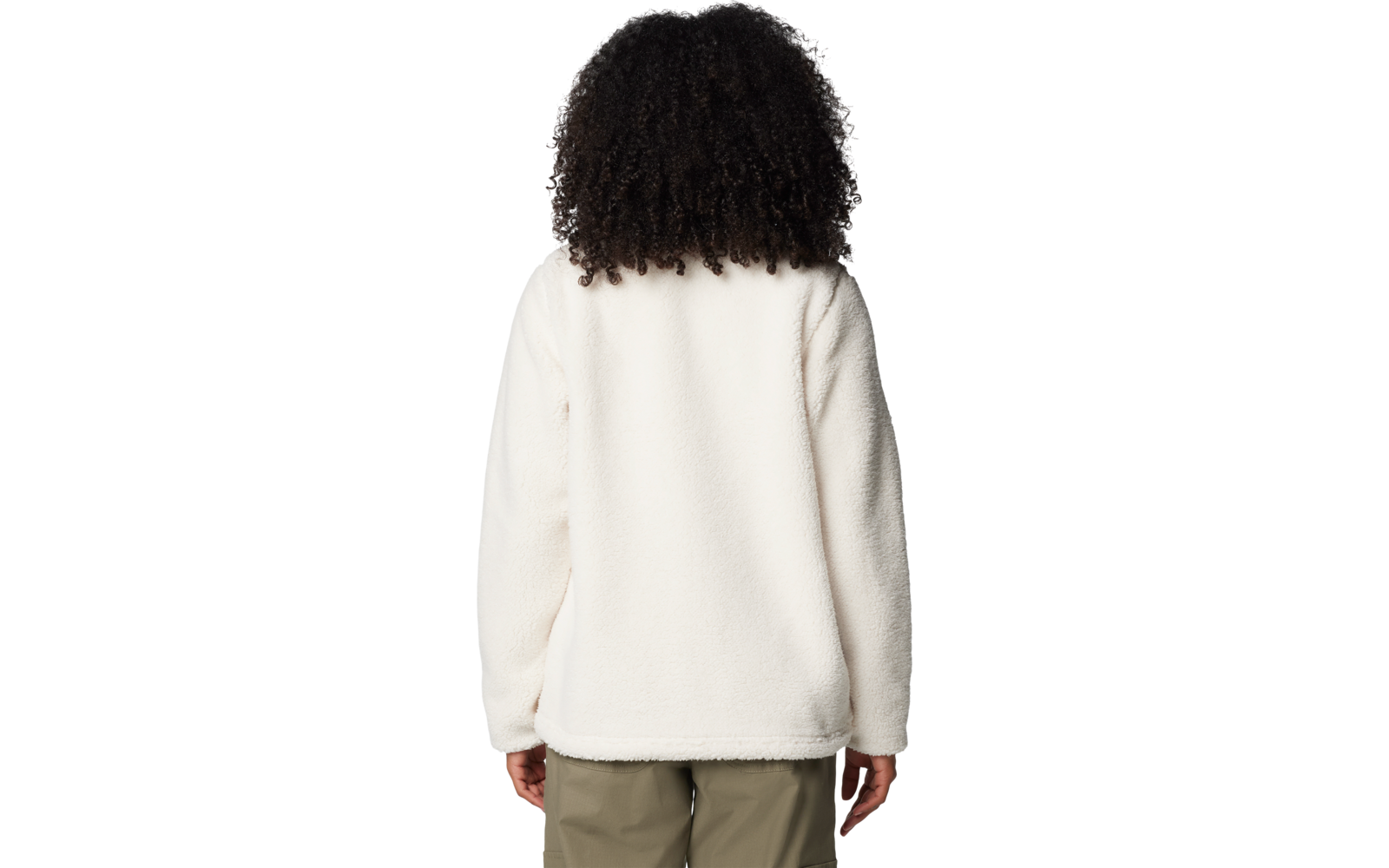 Personne vue de dos, cheveux bouclés foncés, veste polaire blanche, pantalon vert olive, mains le long du corps, fond blanc