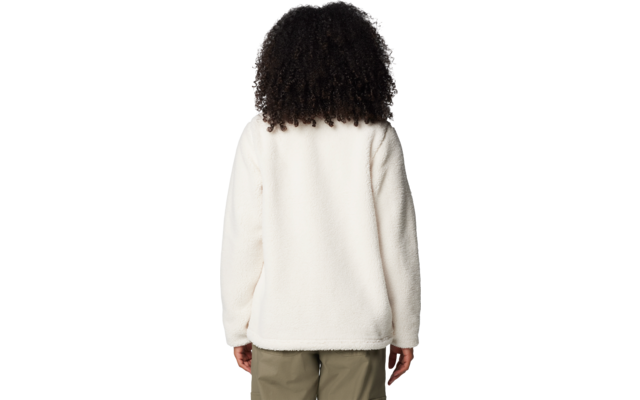 Personne vue de dos, cheveux bouclés foncés, veste polaire blanche, pantalon vert olive, mains le long du corps, fond blanc