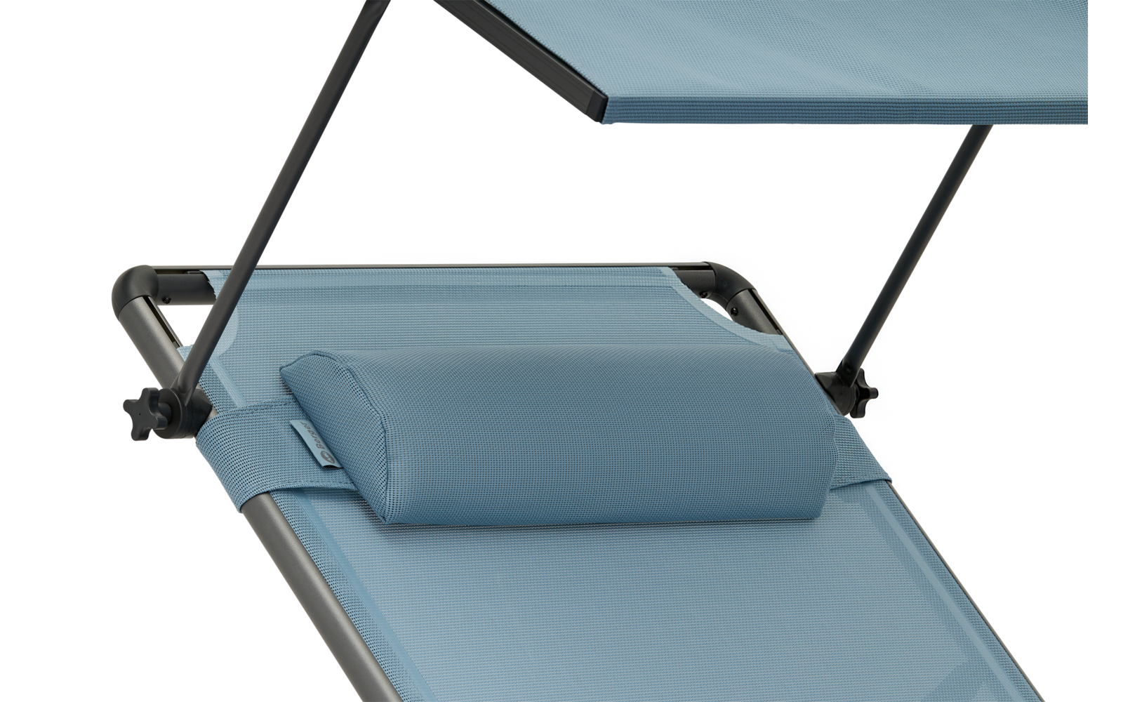 Blauer Liegestuhl mit schwarzem Rahmen und Kopfstütze