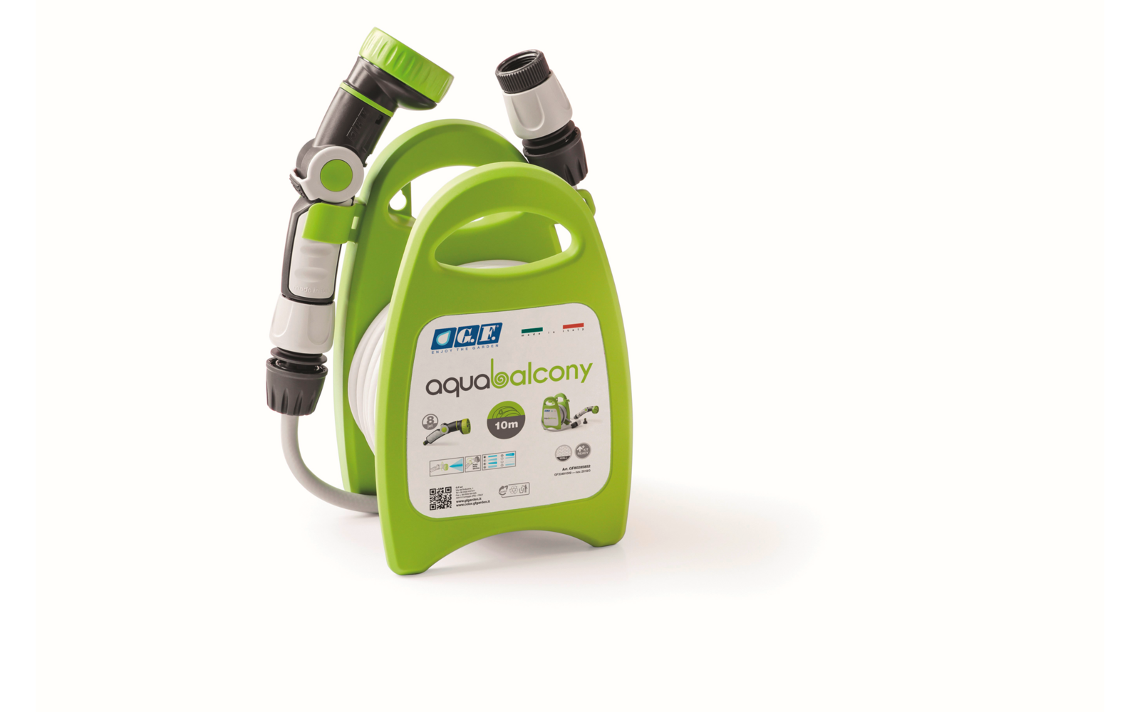 Grüne Kunststoffhalterung mit aufgerolltem Gartenschlauch und grauem Sprühaufsatz, Vorderseite zeigt Etikett "aqua balcony"