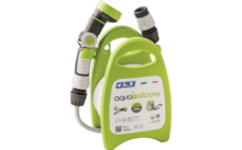 Porte-tuyau en plastique vert avec tuyau de jardin enroulé et embout de pulvérisation gris, face avant montre l'étiquette "aqua balcony"