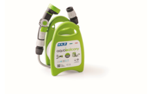 Groene kunststofslangenhouder met opgerolde tuinslang en grijze sproeikop, voorkant toont etiket "aqua balcony"