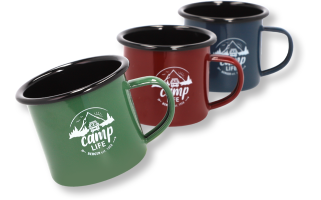 Quatre tasses à café colorées en métal, vert, rouge, bleu et noir, empilées les unes sur les autres