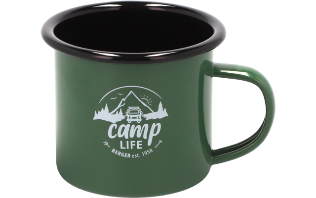 Grüner Metalbecher mit schwarzem Innenrand und Aufdruck 'camp LIFE'