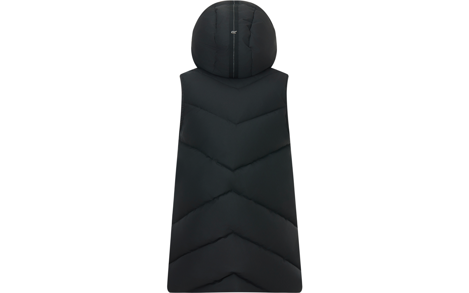 Vista posteriore di un gilet nero imbottito con cappuccio e senza maniche, cuciture a V e un piccolo logo bianco sul cappuccio