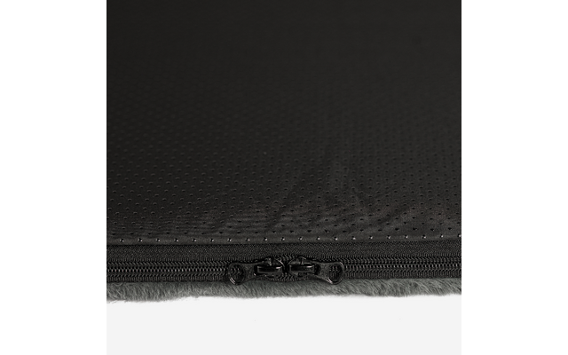 Schwarzer perforierter Stoff, Kante mit zwei schwarzen Reißverschlussschiebern, darunter graues weiches Futter sichtbar