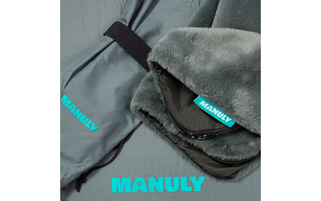 Nahaufnahme von grauem Stoff mit grauem Kunstfell, schwarzem Riemen, punktierter Innenlage, türkisfarbenem Etikett und türkisfarbenem Schriftzug "MANULY"