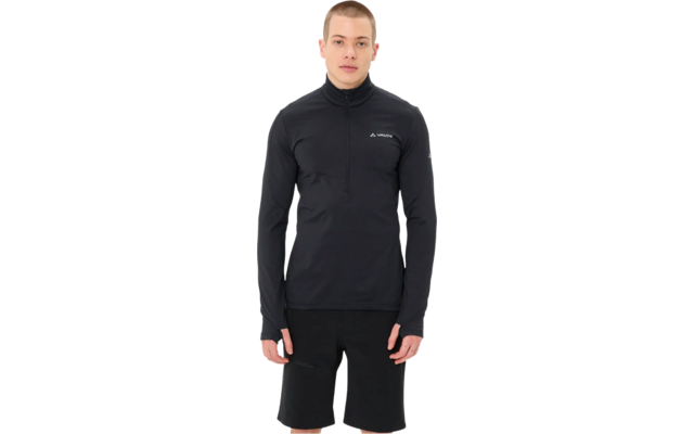 Ein Mann trägt ein schwarzes Langarmshirt und schwarze kurze Hosen