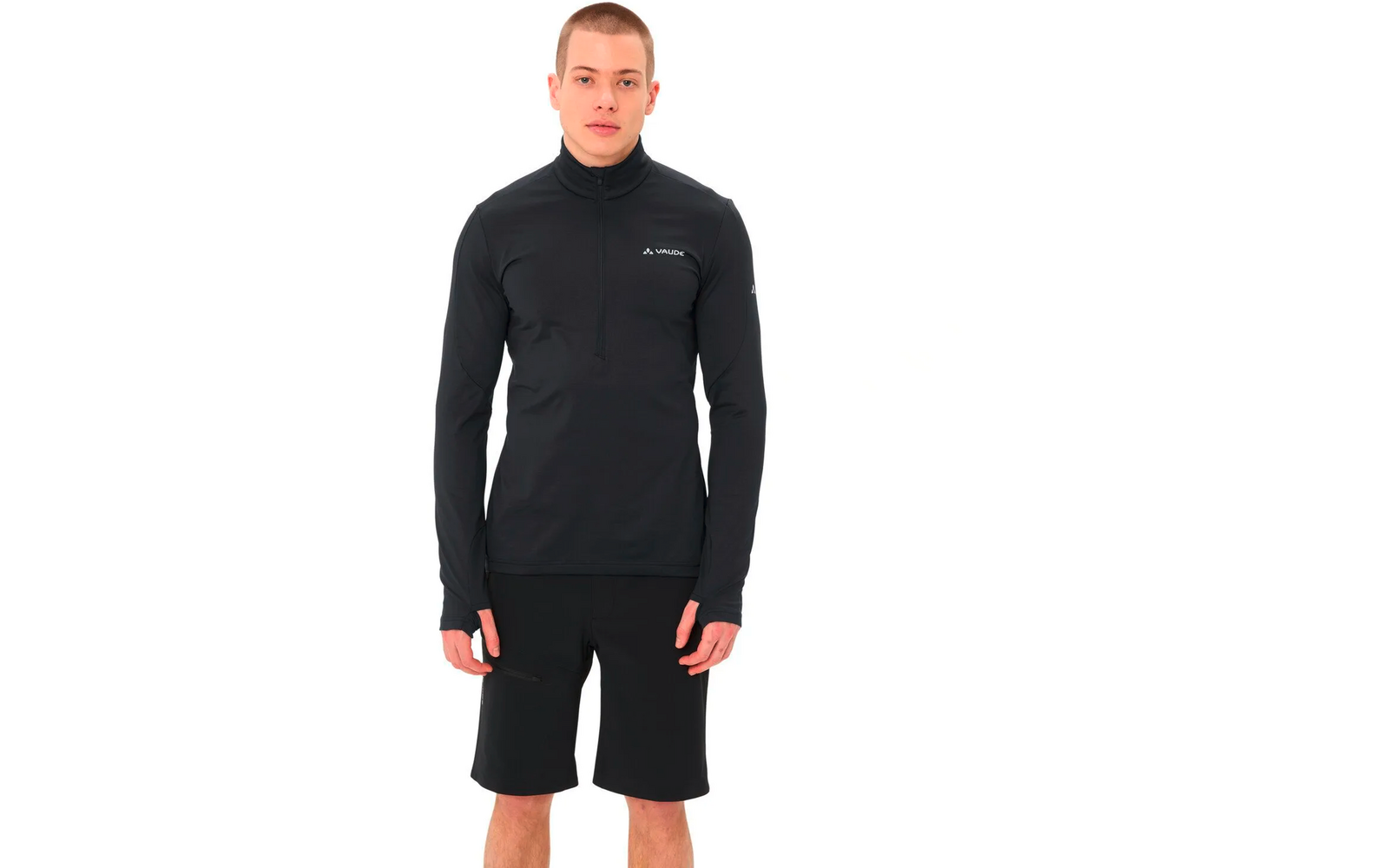 Een man draagt een zwart shirt met lange mouwen en zwarte korte broek