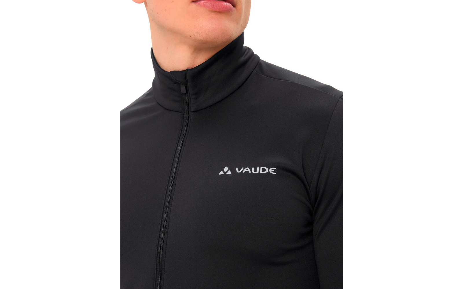 Bovenlichaam van een persoon in een zwart sportshirt met rits en Vaude-logo