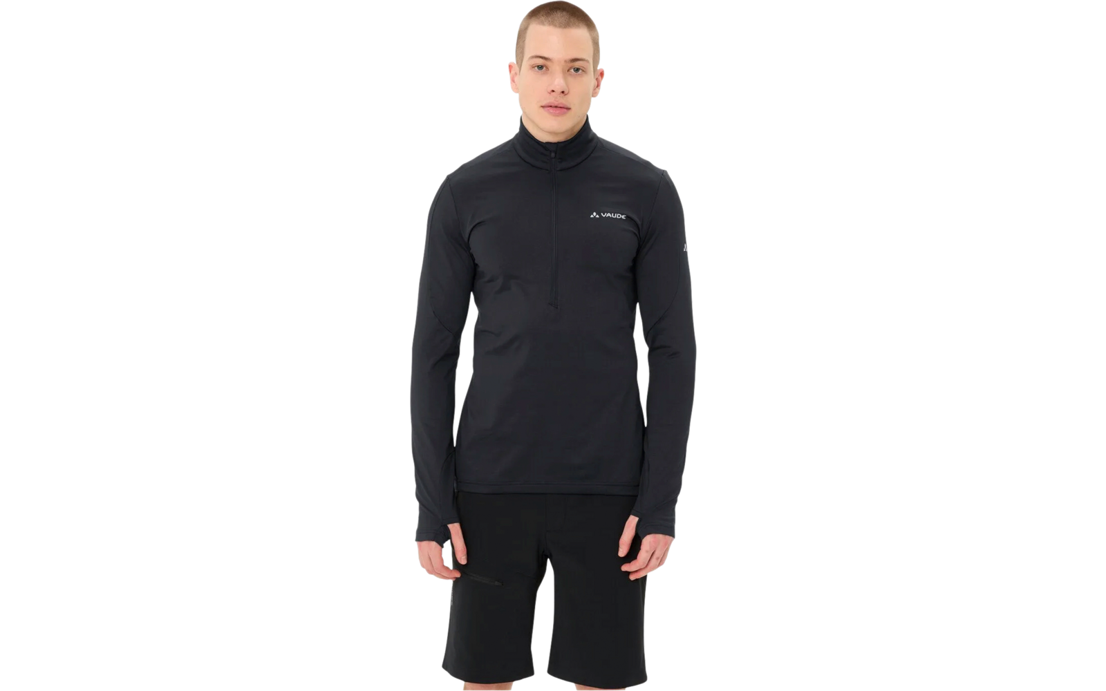 Ein Mann trägt ein schwarzes Langarmshirt und schwarze kurze Hosen