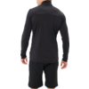 Mann von hinten mit schwarzer Jacke und schwarzen Shorts vor weißem Hintergrund