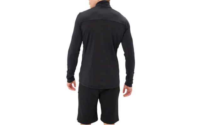 Mann von hinten mit schwarzer Jacke und schwarzen Shorts vor weißem Hintergrund
