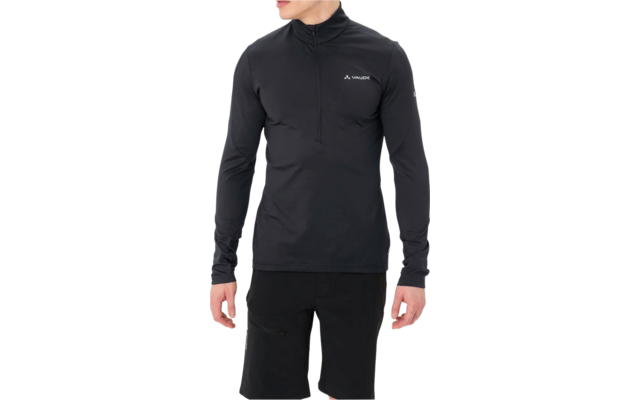 Mann mit kurzem Haar trägt schwarzes Langarmshirt mit Stehkragen und Reißverschluss, steht seitlich und schaut nach links