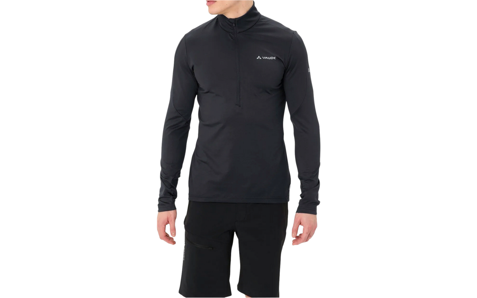 Mann mit kurzem Haar trägt schwarzes Langarmshirt mit Stehkragen und Reißverschluss, steht seitlich und schaut nach links