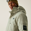Ein Mann trägt eine beige Jacke und eine braune Mütze