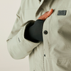 Person trägt eine helle Jacke, Hand in der Brusttasche