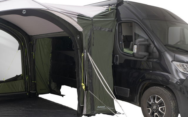 Van noir avec auvent vert attaché sur fond blanc