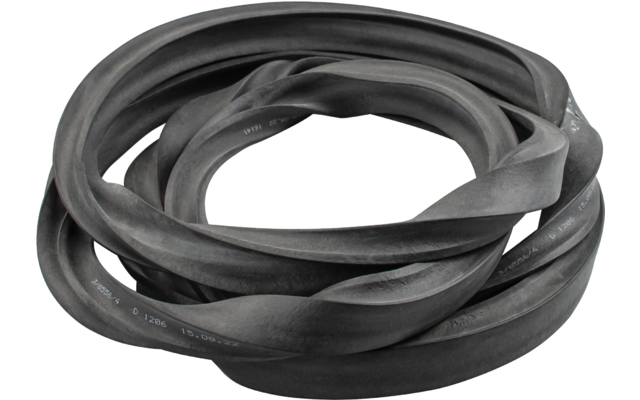 Aufgerollener schwarzer, flacher Gummiriemen