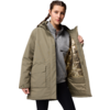 Mann trägt eine lange, beige Jacke und hält sie geöffnet, darunter graues Sweatshirt und schwarze Hose