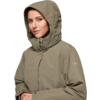 Frau in einer olivgrünen Jacke mit Kapuze