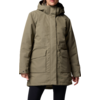 Femme portant une veste à capuche kaki, debout devant un fond blanc