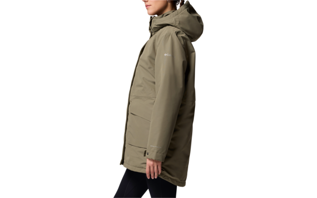 Femme portant une veste beige avec capuche, vue latérale