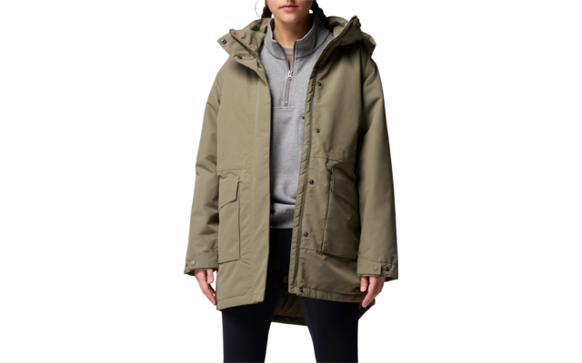 Femme portant une veste verte à capuche et un sweat à capuche gris en dessous