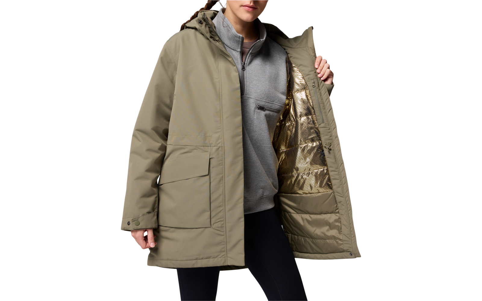 Homme portant une longue veste beige, ouverte, avec un sweat gris et un pantalon noir en dessous
