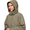 Femme portant une veste vert olive avec capuche