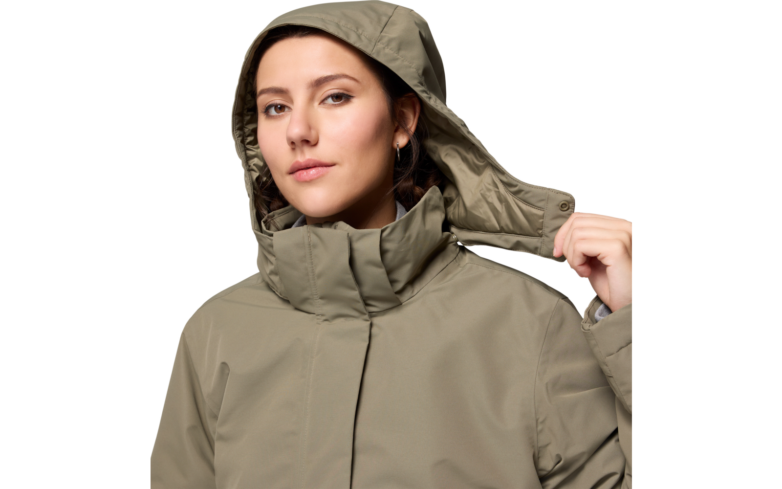 Frau in olivgrüner Jacke mit Kapuze, die Kapuze mit der linken Hand hält