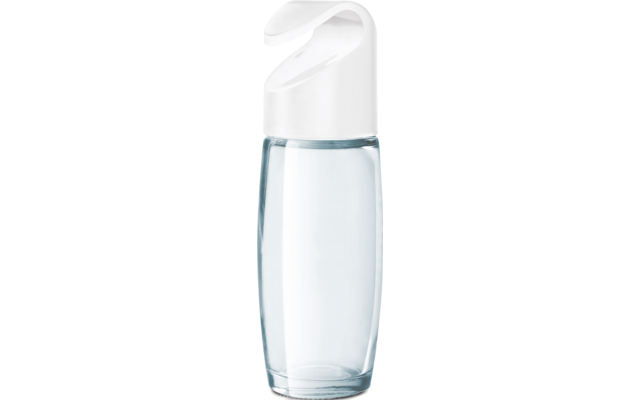 Klare Wasserflasche mit weißem Verschluss auf weißem Hintergrund