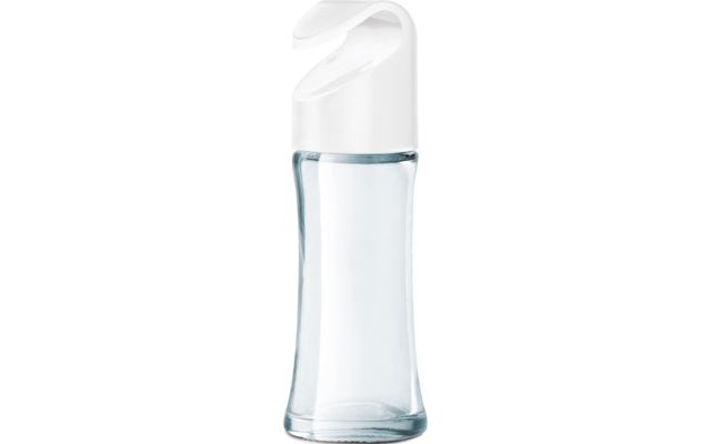 Plastikflasche mit klarem Wasser und weißem Verschluss vor weißem Hintergrund