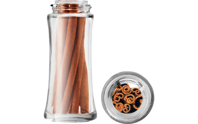 Glasflasche mit mehreren Zimtstangen, daneben ein Glasdeckel mit der Ansicht der Zimtstangen von oben