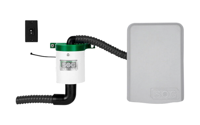 Dispositivo elettronico con involucro nero e bianco collegato da tubi neri flessibili, copertura grigia a destra