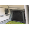 Zijaanzicht van een witte caravan met een aangebouwd grijs voortent, een zwart rechthoekig paneel bij de opening en gras op de grond