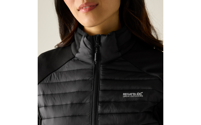 Close-up van de onderkant van het gezicht en het bovenlichaam van een persoon in een zwarte doorgestikte jas met rits; wit 'Regatta Great Outdoors' logo op de borst