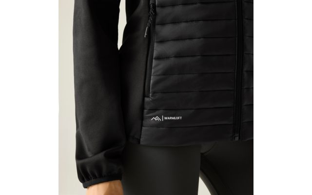 Bovenlichaam en heupen van een persoon in een zwarte doorgestikte jas met rits, zichtbare rechterhand en zwarte legging, klein WARMLOFT-logo op de jas