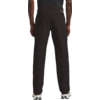 Person von hinten, trägt schwarzen Pullover und schwarze Hose