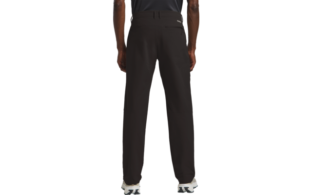 Person von hinten, trägt schwarzen Pullover und schwarze Hose
